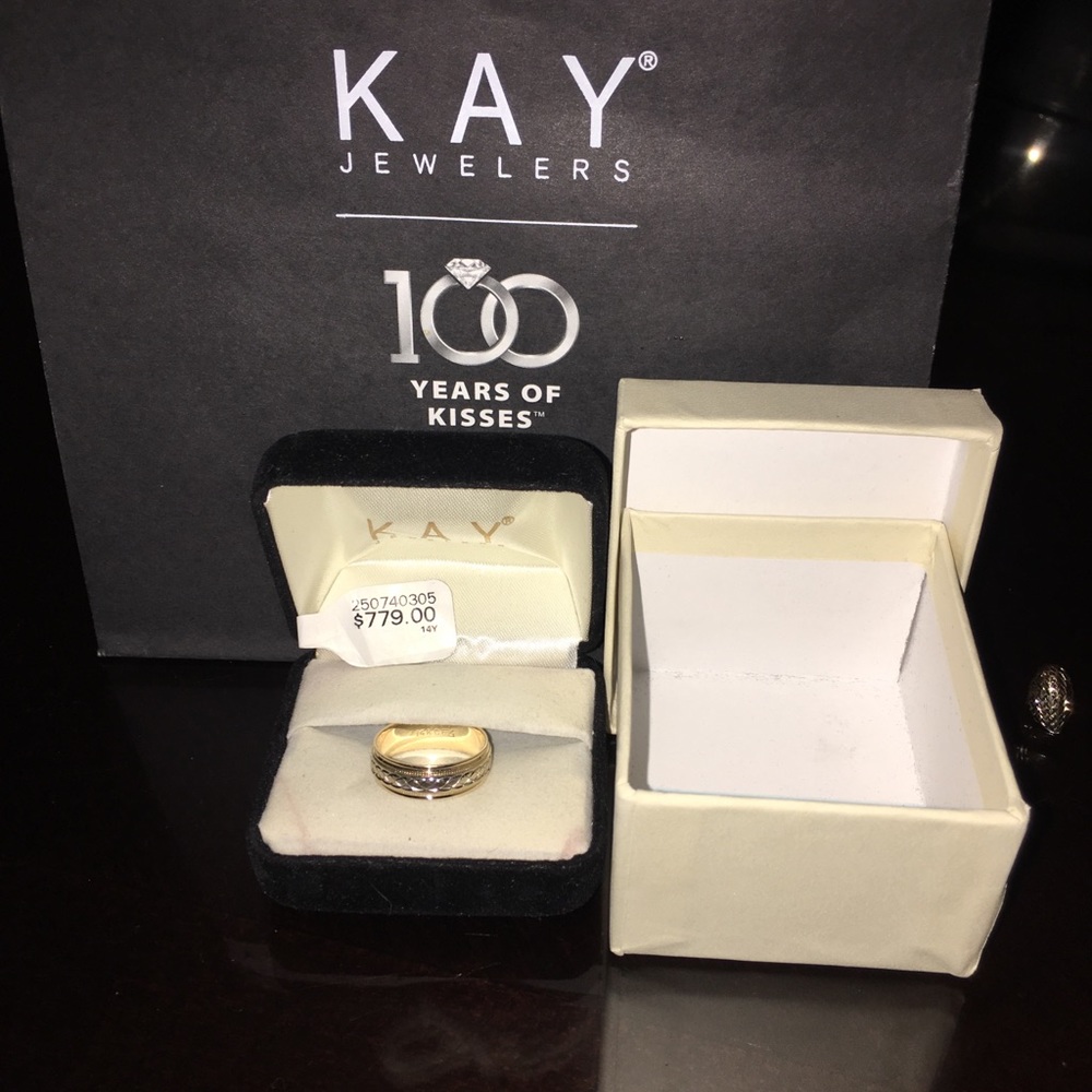 14k Y Gold Ring w/ Dimond Cut Engraved Pattern